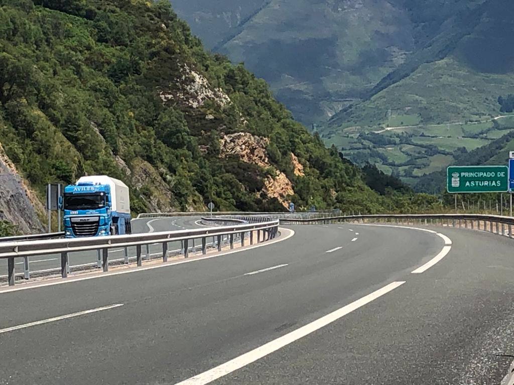 El Principado deja atrás las restricciones y estrena, como el resto del país, la llamada nueva normalidad. Los movimientos entre provincias ya están permitidos a partir del domingo 21 de junio y no han sido pocos los que han aprovechado para cruzar fronteras a visitar a familiares y amigos que, en muchos casos, se encontraban a escasos kilómetros de distancia. La región también ha recibido visitantes desde las comunidades vecinas, algo cotidiano en estas fechas pero que este año, tras el cierre de fronteras el pasado 14 de marzo, cobra especial relevancia. El cambio se ha notado igualmente en los transportes públicos, concretamente en los trayectos de larga distancia, y en el ocio nocturno, ya que los locales ya pudieron abrir su primera noche y muchos clientes se han animado. 