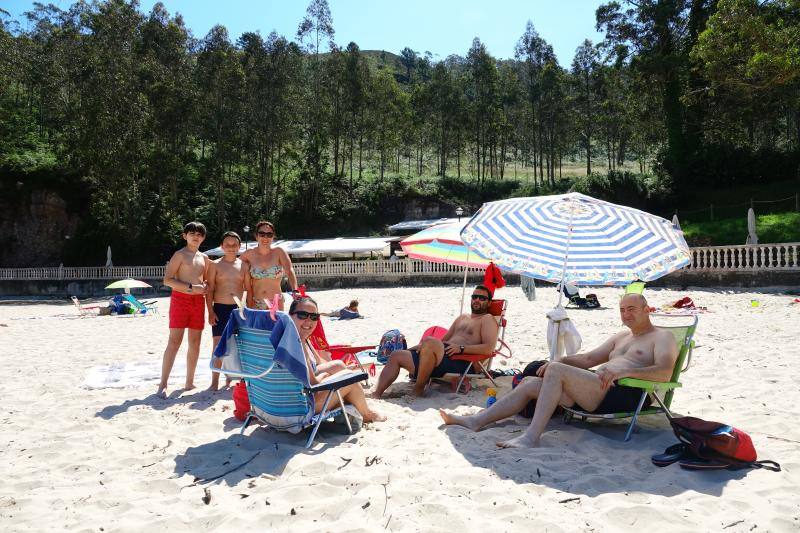 El Principado deja atrás las restricciones y estrena, como el resto del país, la llamada nueva normalidad. Los movimientos entre provincias ya están permitidos a partir del domingo 21 de junio y no han sido pocos los que han aprovechado para cruzar fronteras a visitar a familiares y amigos que, en muchos casos, se encontraban a escasos kilómetros de distancia. La región también ha recibido visitantes desde las comunidades vecinas, algo cotidiano en estas fechas pero que este año, tras el cierre de fronteras el pasado 14 de marzo, cobra especial relevancia. El cambio se ha notado igualmente en los transportes públicos, concretamente en los trayectos de larga distancia, y en el ocio nocturno, ya que los locales ya pudieron abrir su primera noche y muchos clientes se han animado. 