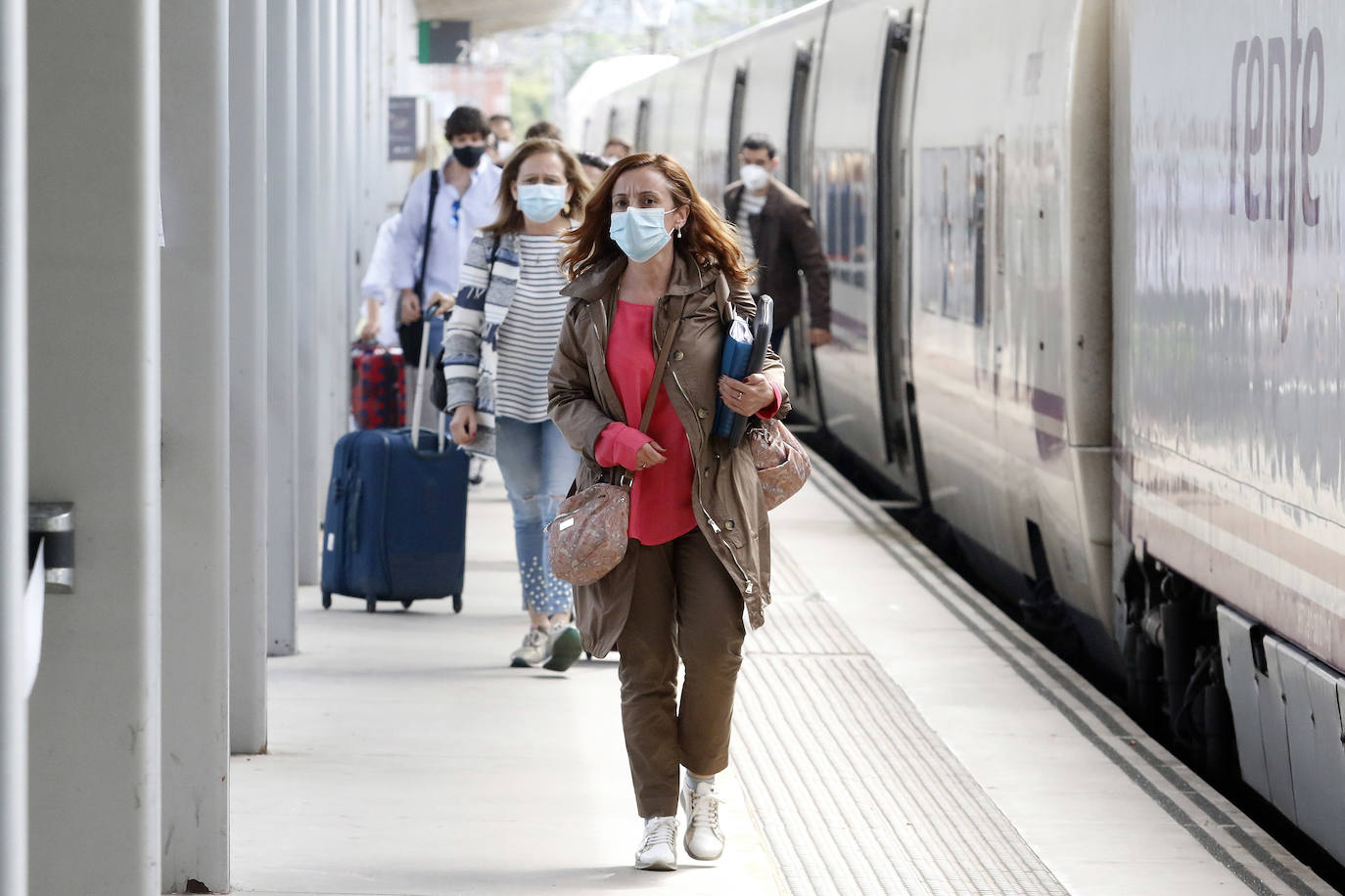 A las siete de la mañana partieron de Gijón los viajeros más madrugadores con destino Madrid. Se levantaba el estado de alarma y ya se podía hacer viajes entre provincias. Horas después, por la tarde llegaban a las estaciones aquellos viajeros que hacían el viaje inverso y regresaban a Asturias después de meses de aislamiento. La emoción se respiraba en las partidas y los besos y los abrazos marcaron el regreso. 