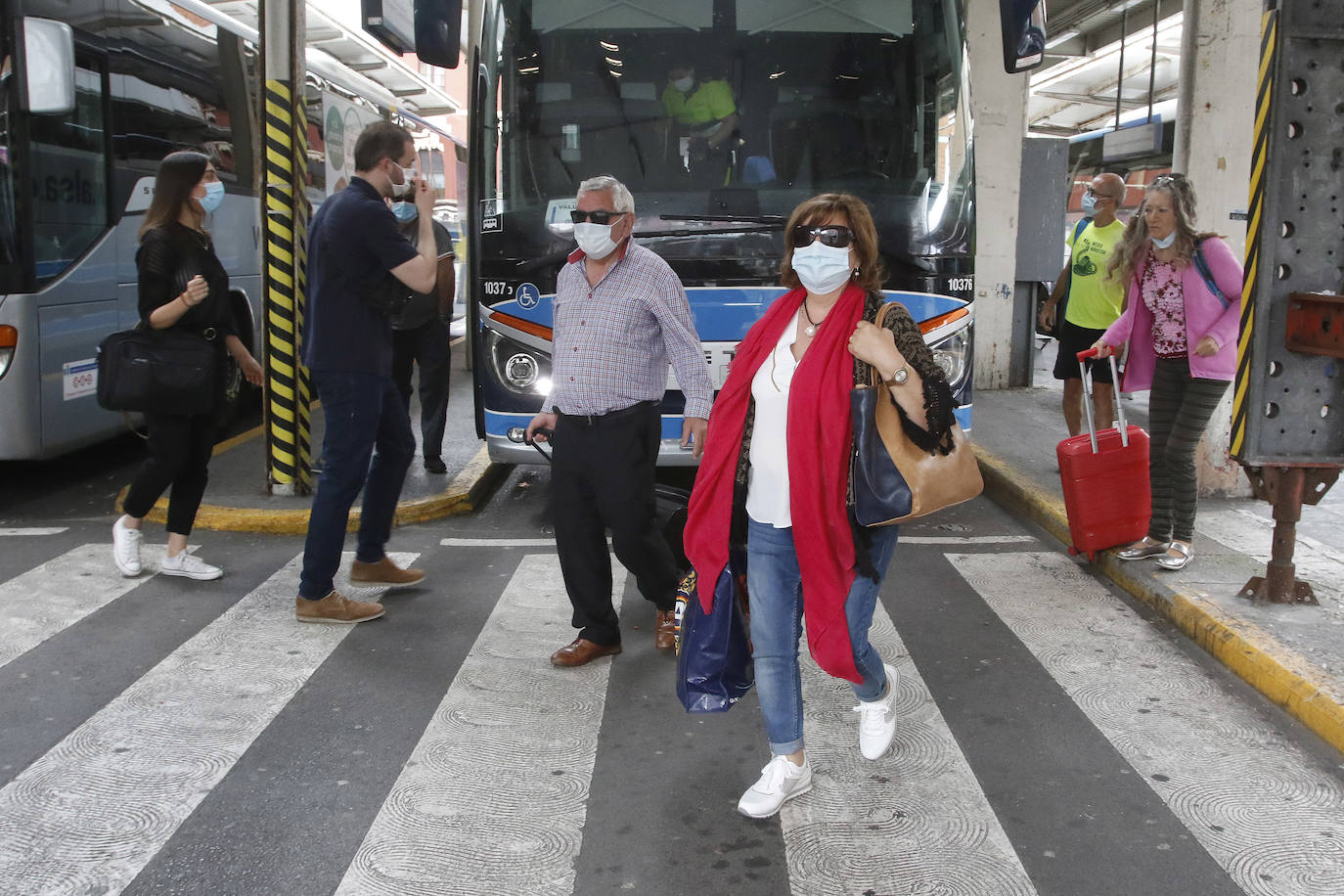A las siete de la mañana partieron de Gijón los viajeros más madrugadores con destino Madrid. Se levantaba el estado de alarma y ya se podía hacer viajes entre provincias. Horas después, por la tarde llegaban a las estaciones aquellos viajeros que hacían el viaje inverso y regresaban a Asturias después de meses de aislamiento. La emoción se respiraba en las partidas y los besos y los abrazos marcaron el regreso. 