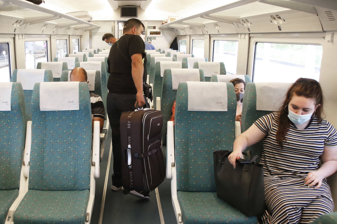 El estado de alarma ha finalizado y ya se puede viajar por todo el territorio nacional. El primer tren con destino Madrid salió hoy por la mañana