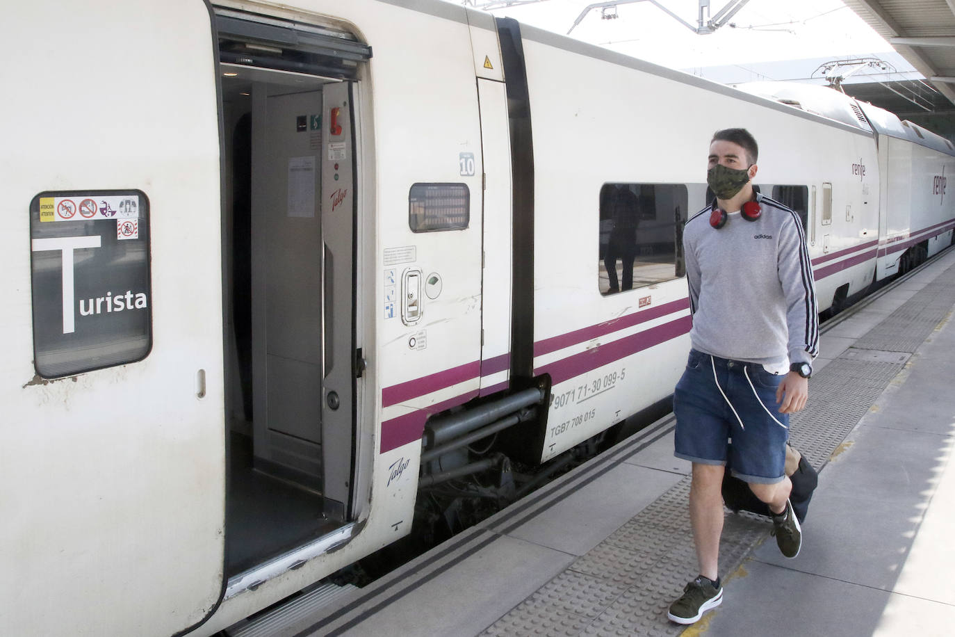El estado de alarma ha finalizado y ya se puede viajar por todo el territorio nacional. El primer tren con destino Madrid salió hoy por la mañana
