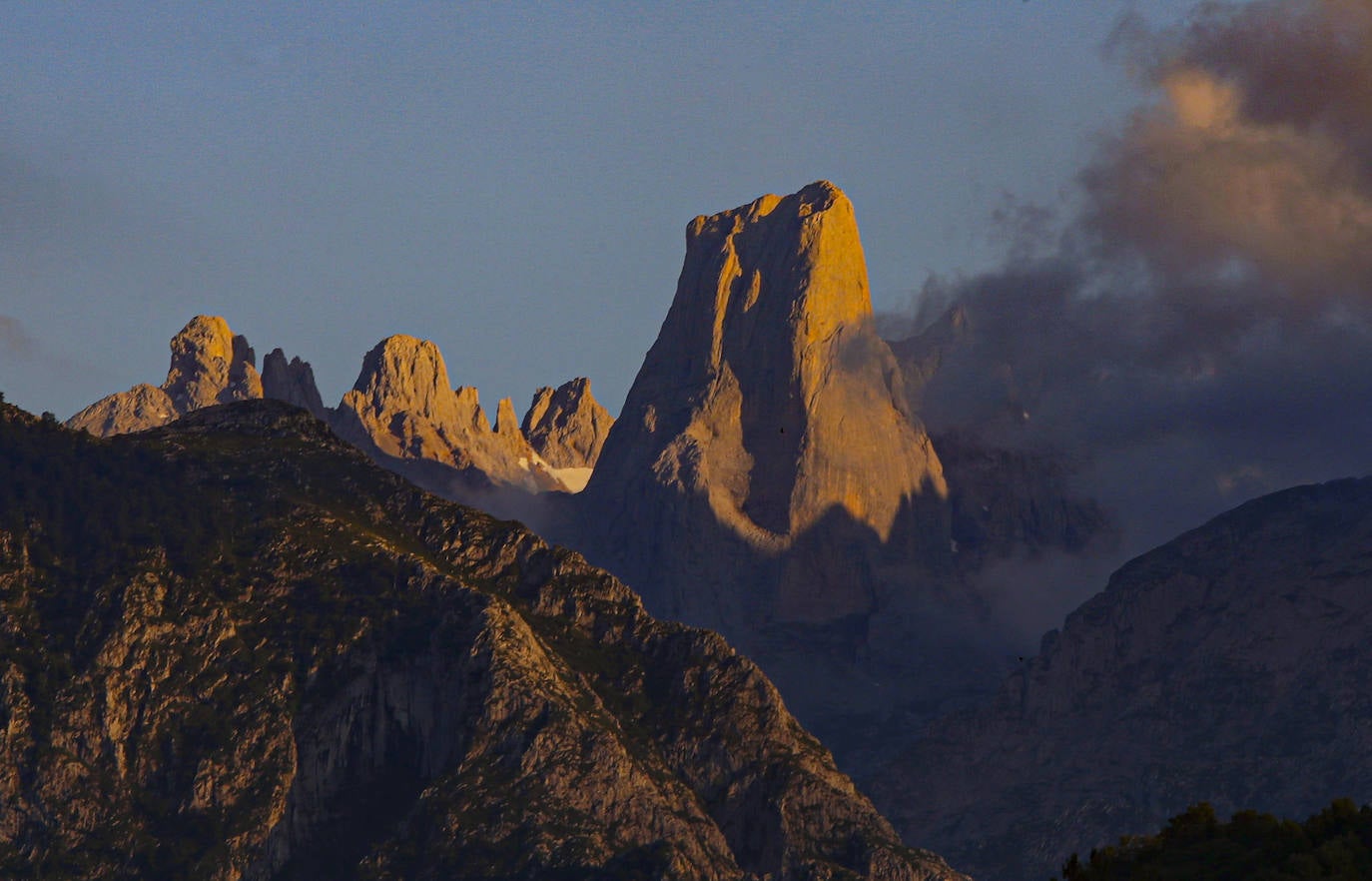 Los aficionados al senderismo han estrenado el verano y la nueva normalidad con un espléndido día para adentrarse en la montaña. El Urriellu, en los Picos de Europa, ha sido el telón de fondo mara muchos de los amantes de este deporte que ha acudido a realizar la popular Ruta del Cares. Poco a poco, el sendero va recuperando su afluencia habitual. 