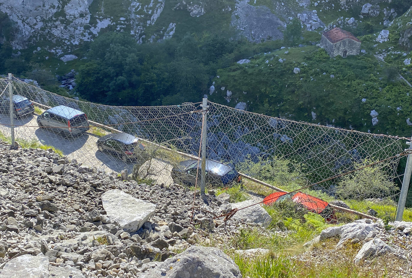 Los aficionados al senderismo han estrenado el verano y la nueva normalidad con un espléndido día para adentrarse en la montaña. El Urriellu, en los Picos de Europa, ha sido el telón de fondo mara muchos de los amantes de este deporte que ha acudido a realizar la popular Ruta del Cares. Poco a poco, el sendero va recuperando su afluencia habitual. 