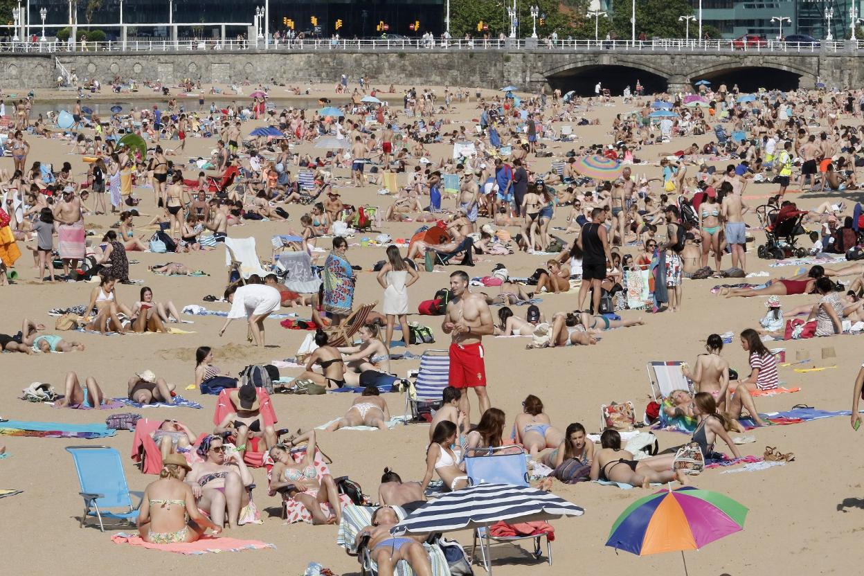 La playa de San Lorenzo, sobre todo en la zona del Tostaderu, estuvo llena ya desde el mediodía. 