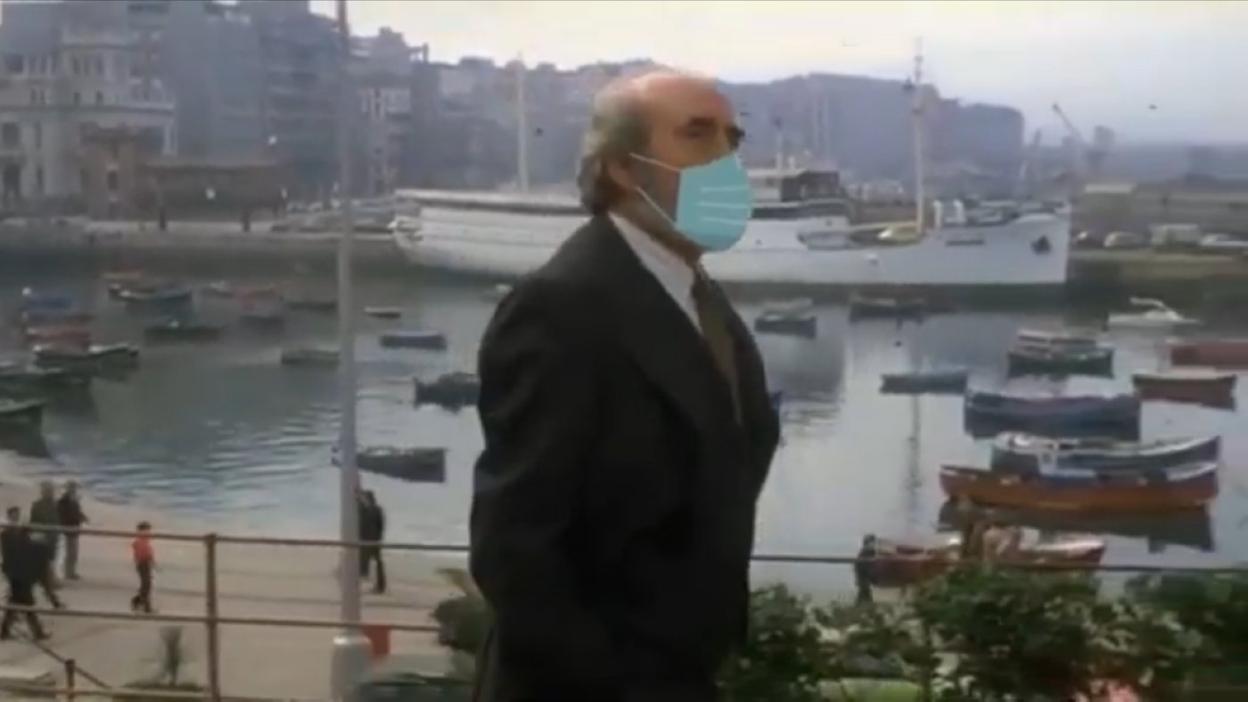 Antonio Ferrandis, con mascarilla incorporada, en la rereación de 'Volver al empezar' que aparece en el videoclip de Los Guajes 'De Cimavilla a Viesques'. 