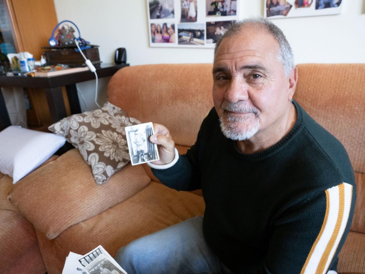Abalo, en el sillón de su vivienda, muestra una fotografía antigua. 