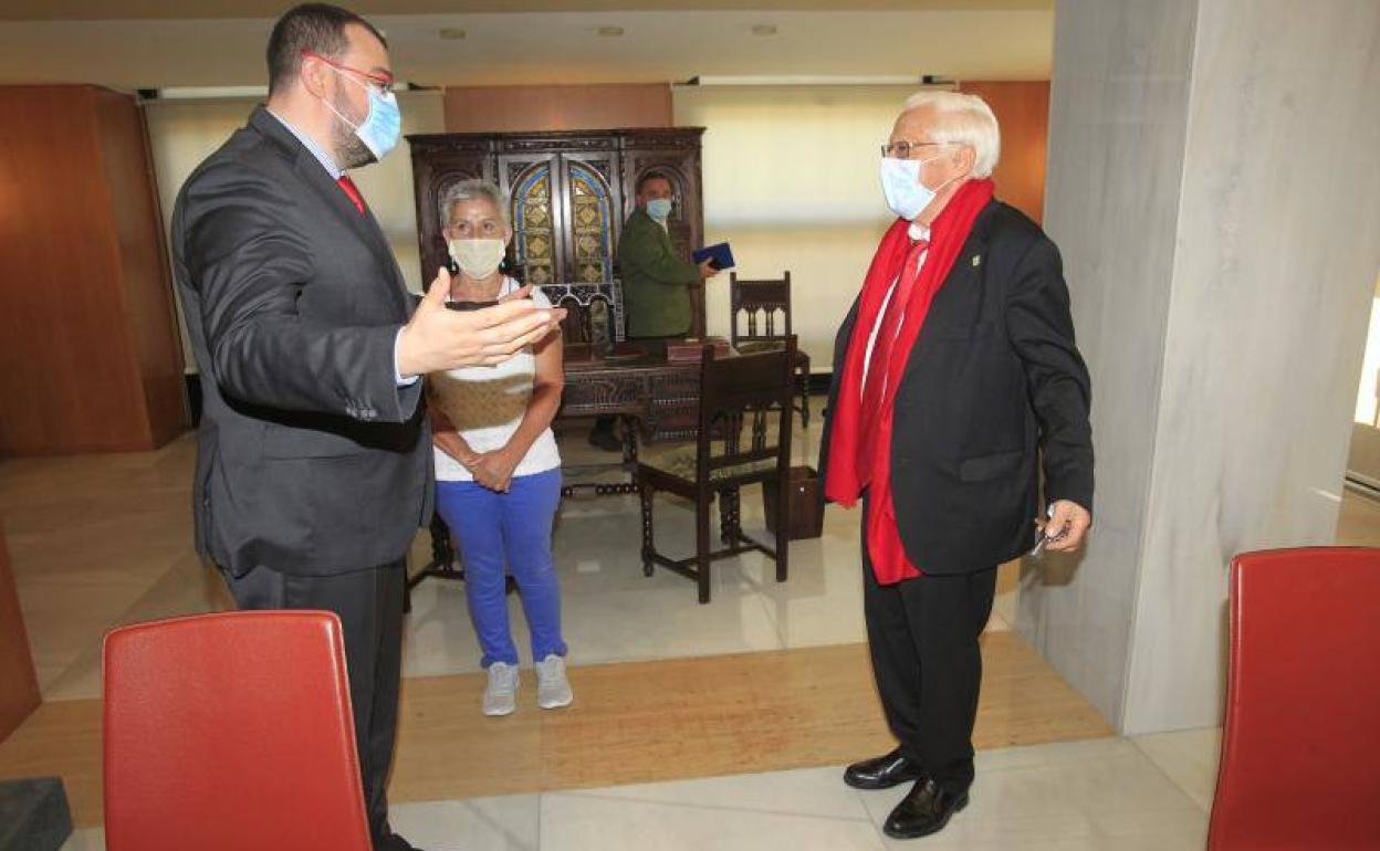 El presidente Adrián Barbón y el padre Ángel, se saludan. 