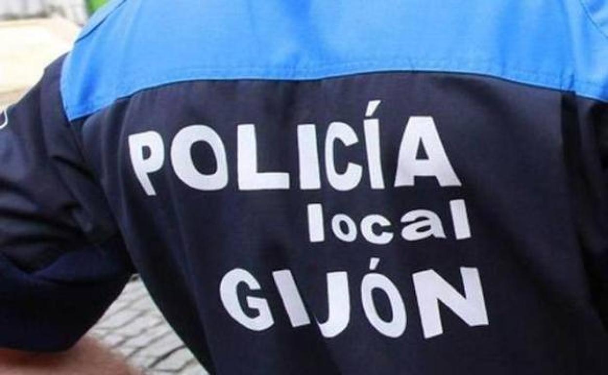 Detenido en Gijón por provocar daños en vehículos saltando sobre ellos y golpeándolos con un palo