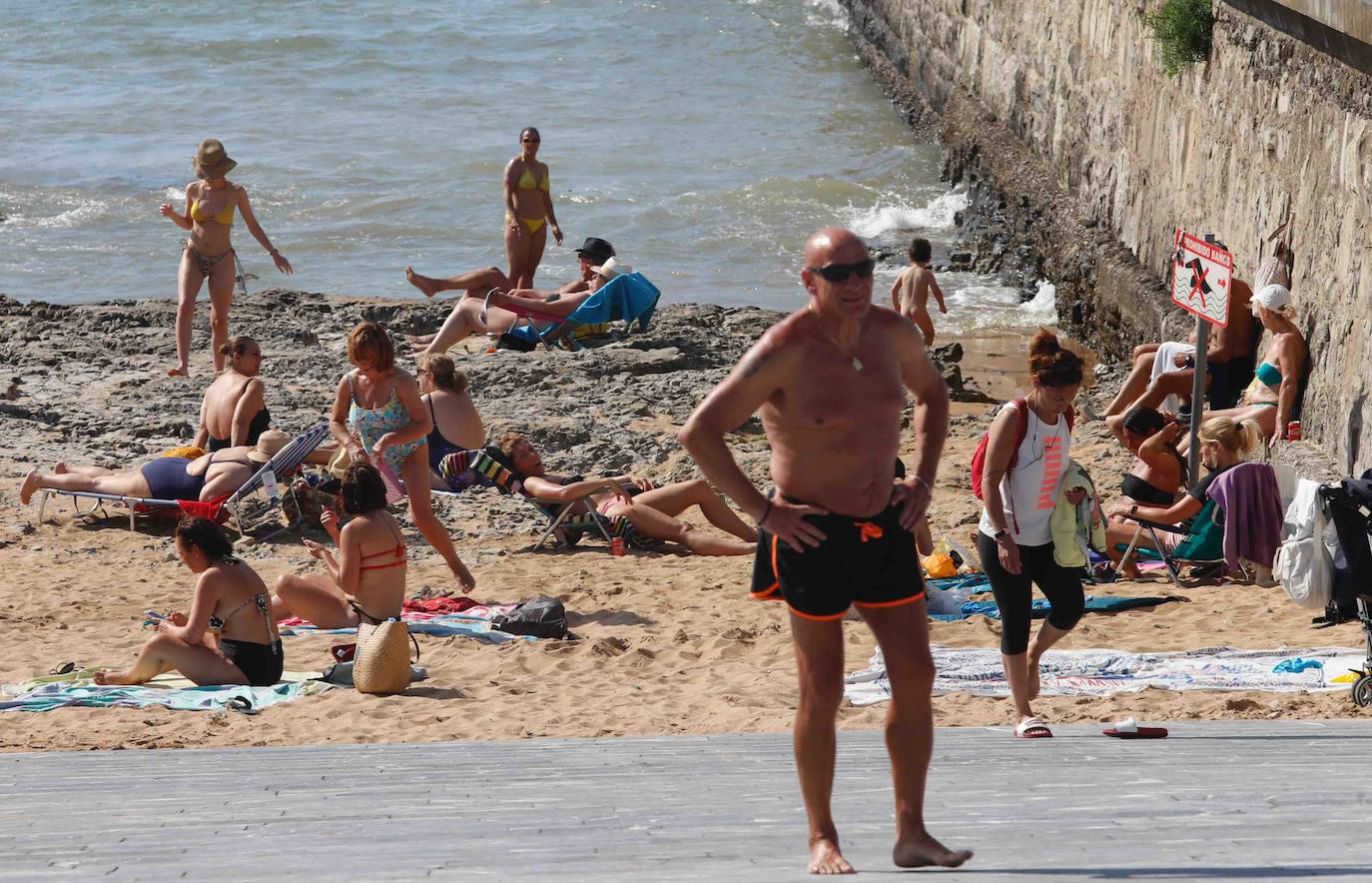 El sol y el calor llevó a la gente a las playas de Gijón. Y lo hizo en masa. Hubo tanta afluencia que incluso tuvo que cerrarse el acceso al principal arenal gijonés, San Lorenzo, para recolocar a las personas. Los acomodadores hoy tuvieron trabajo a destajo para informar a la gente de las condiciones de uso de la playa.