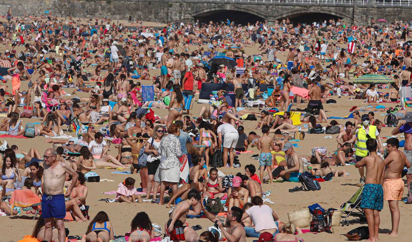 El sol y el calor llevó a la gente a las playas de Gijón. Y lo hizo en masa. Hubo tanta afluencia que incluso tuvo que cerrarse el acceso al principal arenal gijonés, San Lorenzo, para recolocar a las personas. Los acomodadores hoy tuvieron trabajo a destajo para informar a la gente de las condiciones de uso de la playa.