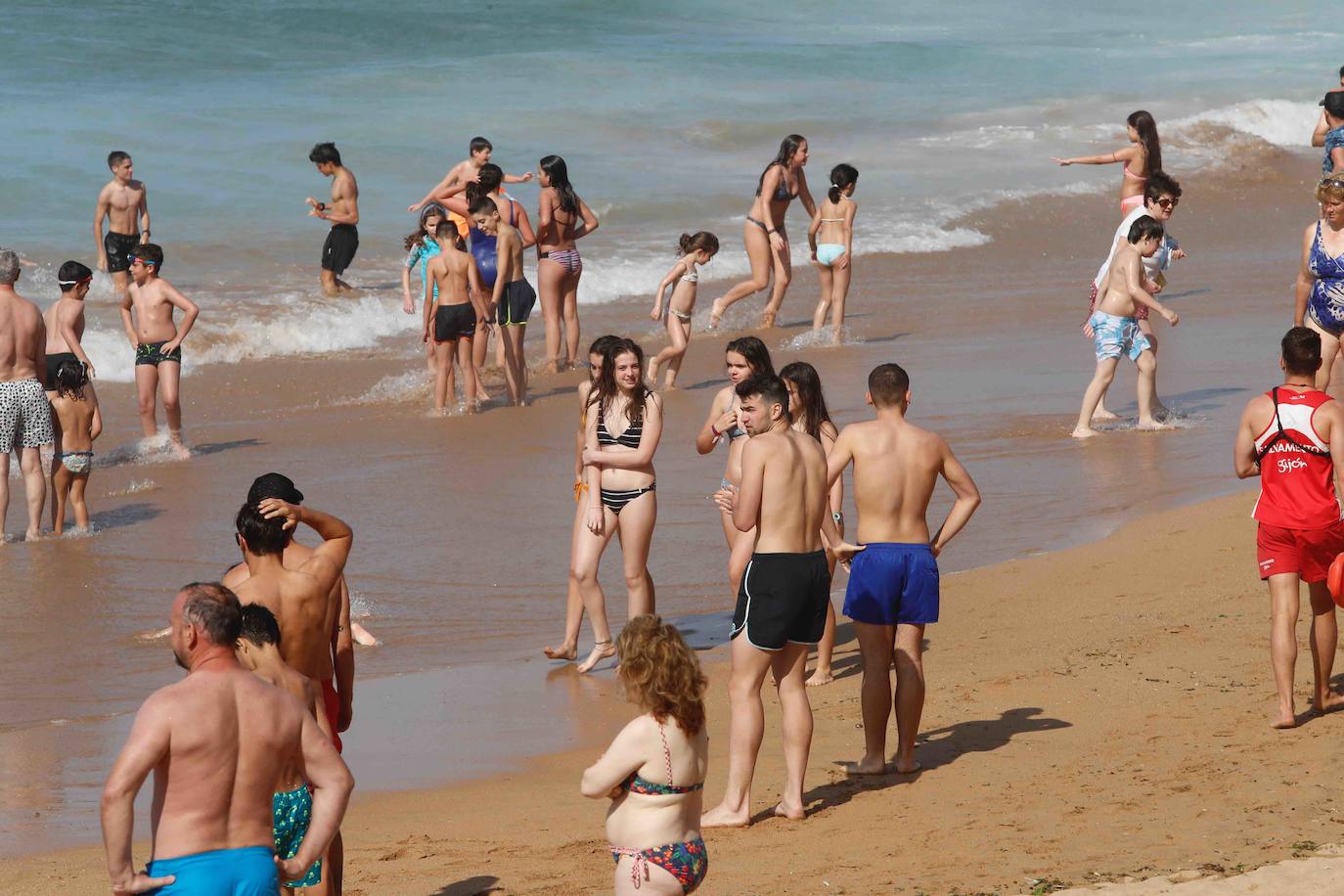 El sol y el calor llevó a la gente a las playas de Gijón. Y lo hizo en masa. Hubo tanta afluencia que incluso tuvo que cerrarse el acceso al principal arenal gijonés, San Lorenzo, para recolocar a las personas. Los acomodadores hoy tuvieron trabajo a destajo para informar a la gente de las condiciones de uso de la playa.