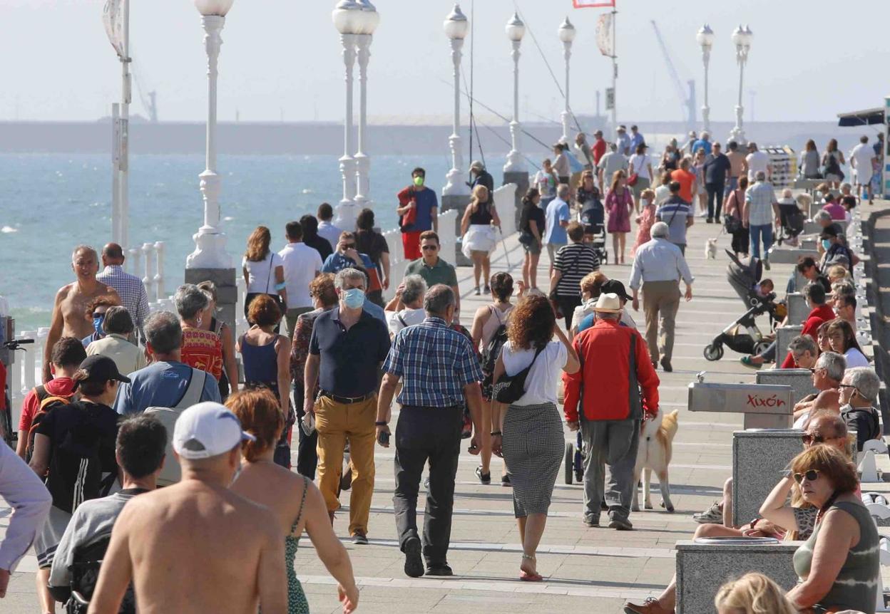 El Muro de la playa de San Lorenzo fue ayer uno de los puntos más concurridos de la región. 