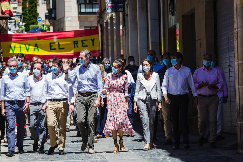 Don Felipe y doña Letizia iniciaron su periplo en Canarias como primer destino de su gira por todo el país tras el confinamiento. Después han viajado a Baleares, Andalucía, Castilla La-Macha, Comunidad Valenciana, a la Región de Murcia, Aragón y a La Rioja. Los Reyes visitarán todas las comunidades autónomas de España con el objetivo de apoyar al turismo después de la pandemia. 