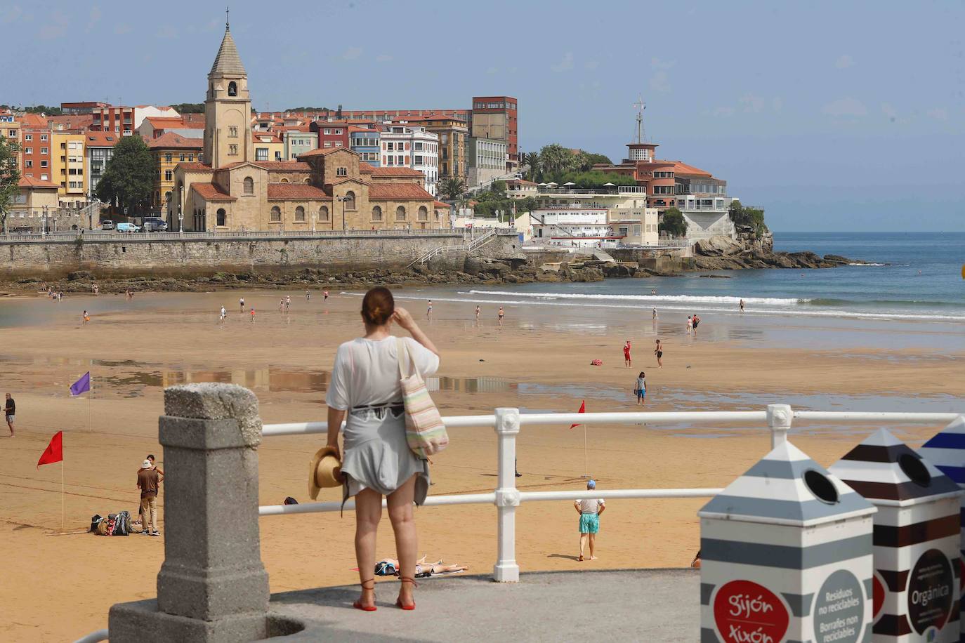 El sol y el buen tiempo desaparecerán unos días en el Principado para dar paso a varias jornadas con fuertes tormentas, tal y como ha alertado la Agencia Estatal de Meteorología (Aemet). Pero los gijoneses han aprovechado los últimos momentos de estabilidad para disfrutar de la playa. 