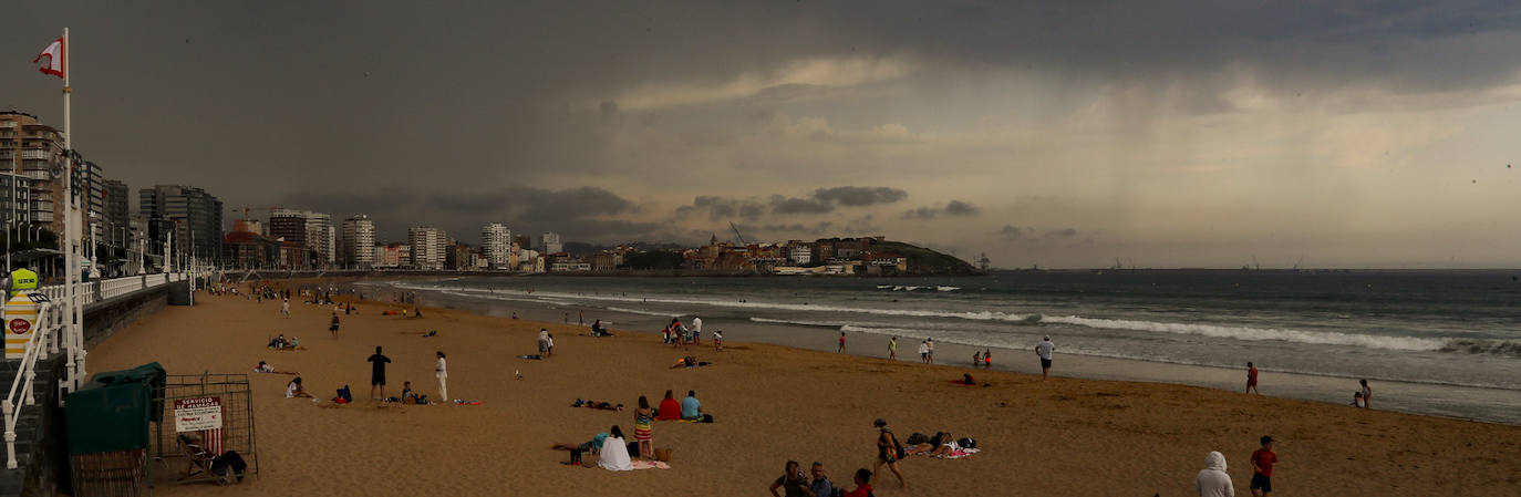 El sol y el buen tiempo desaparecerán unos días en el Principado para dar paso a varias jornadas con fuertes tormentas, tal y como ha alertado la Agencia Estatal de Meteorología (Aemet). Pero los gijoneses han aprovechado los últimos momentos de estabilidad para disfrutar de la playa. 