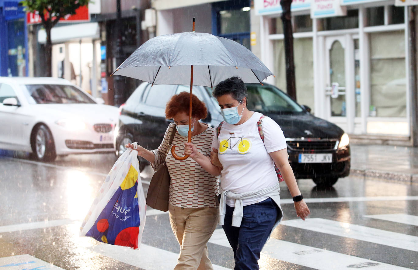 El sol y el buen tiempo desaparecerán unos días en el Principado para dar paso a varias jornadas con fuertes tormentas, tal y como ha alertado la Agencia Estatal de Meteorología (Aemet). Pero los gijoneses han aprovechado los últimos momentos de estabilidad para disfrutar de la playa. 