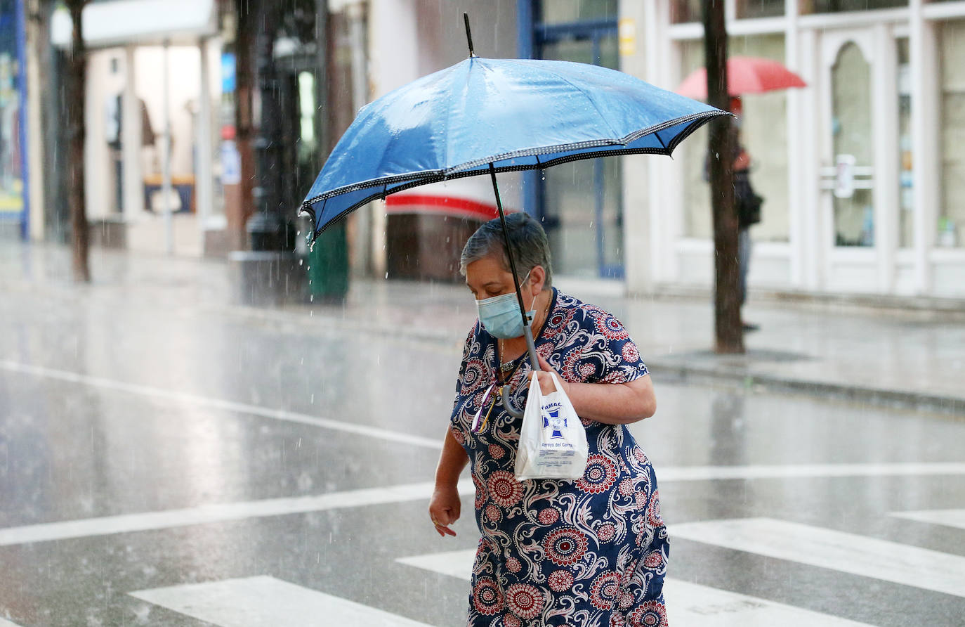 El sol y el buen tiempo desaparecerán unos días en el Principado para dar paso a varias jornadas con fuertes tormentas, tal y como ha alertado la Agencia Estatal de Meteorología (Aemet). Pero los gijoneses han aprovechado los últimos momentos de estabilidad para disfrutar de la playa. 