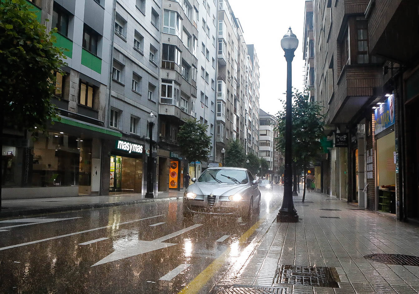 El sol y el buen tiempo desaparecerán unos días en el Principado para dar paso a varias jornadas con fuertes tormentas, tal y como ha alertado la Agencia Estatal de Meteorología (Aemet). Pero los gijoneses han aprovechado los últimos momentos de estabilidad para disfrutar de la playa. 