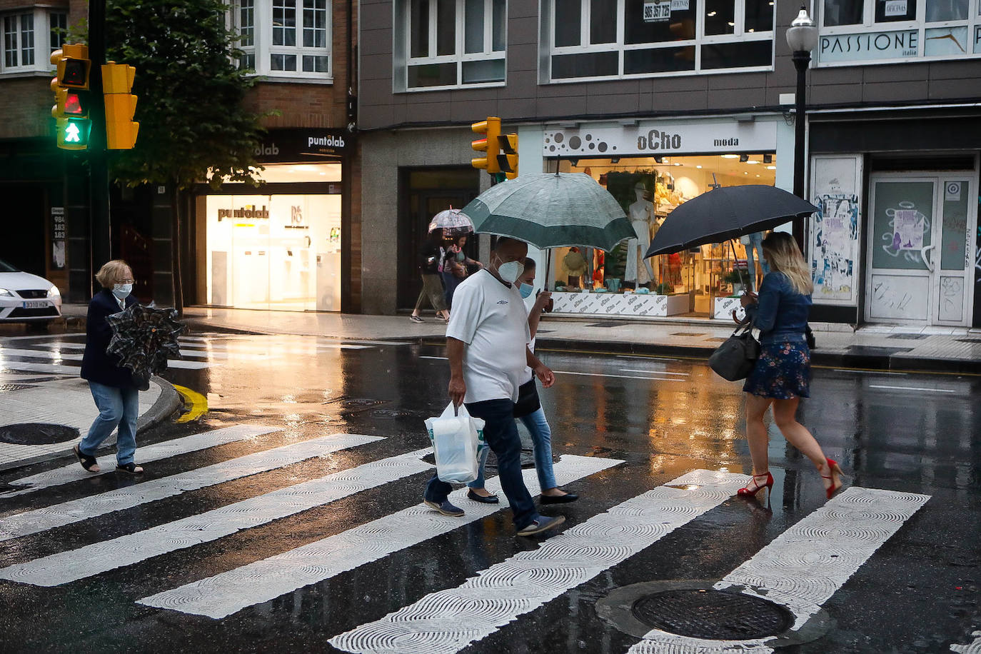 El sol y el buen tiempo desaparecerán unos días en el Principado para dar paso a varias jornadas con fuertes tormentas, tal y como ha alertado la Agencia Estatal de Meteorología (Aemet). Pero los gijoneses han aprovechado los últimos momentos de estabilidad para disfrutar de la playa. 