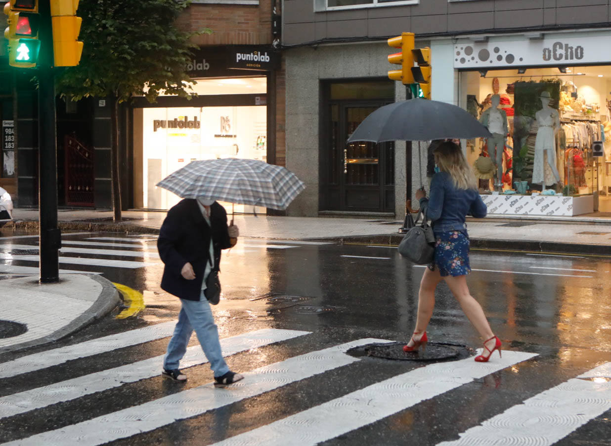 El sol y el buen tiempo desaparecerán unos días en el Principado para dar paso a varias jornadas con fuertes tormentas, tal y como ha alertado la Agencia Estatal de Meteorología (Aemet). Pero los gijoneses han aprovechado los últimos momentos de estabilidad para disfrutar de la playa. 