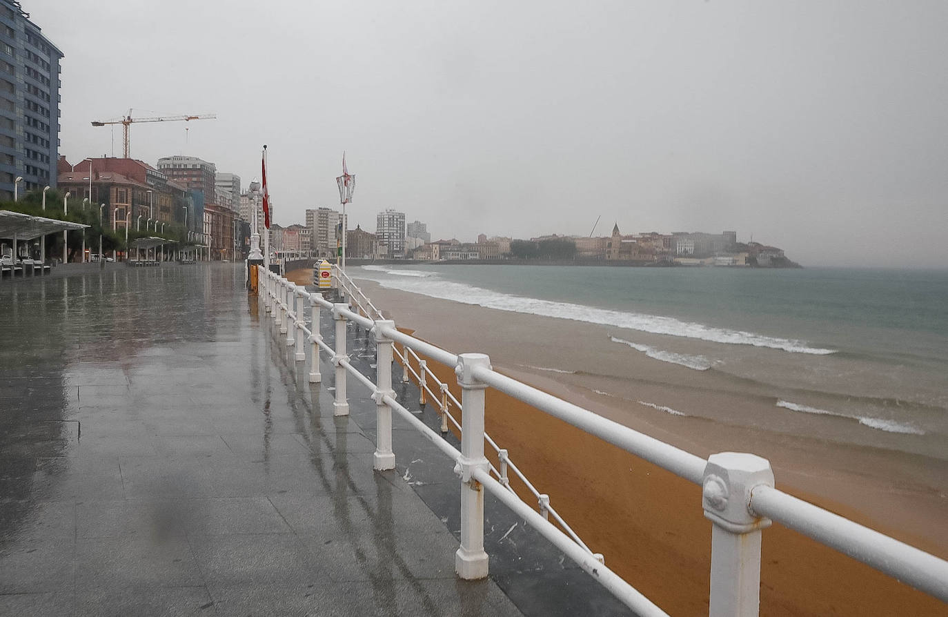 El sol y el buen tiempo desaparecerán unos días en el Principado para dar paso a varias jornadas con fuertes tormentas, tal y como ha alertado la Agencia Estatal de Meteorología (Aemet). Pero los gijoneses han aprovechado los últimos momentos de estabilidad para disfrutar de la playa. 