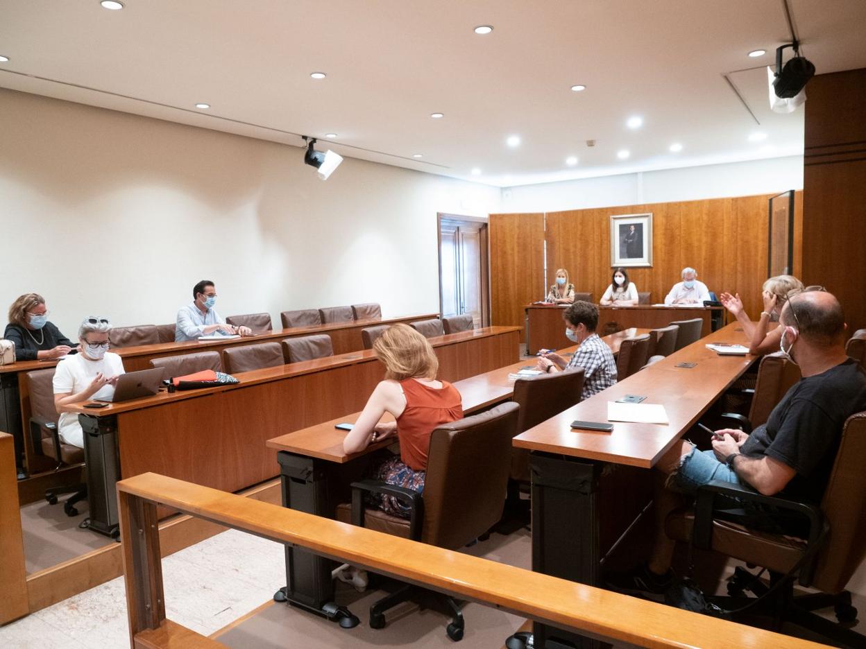 La reunión de la permanente Consejo Escolar se produjo con todas las medidas de seguridad. 