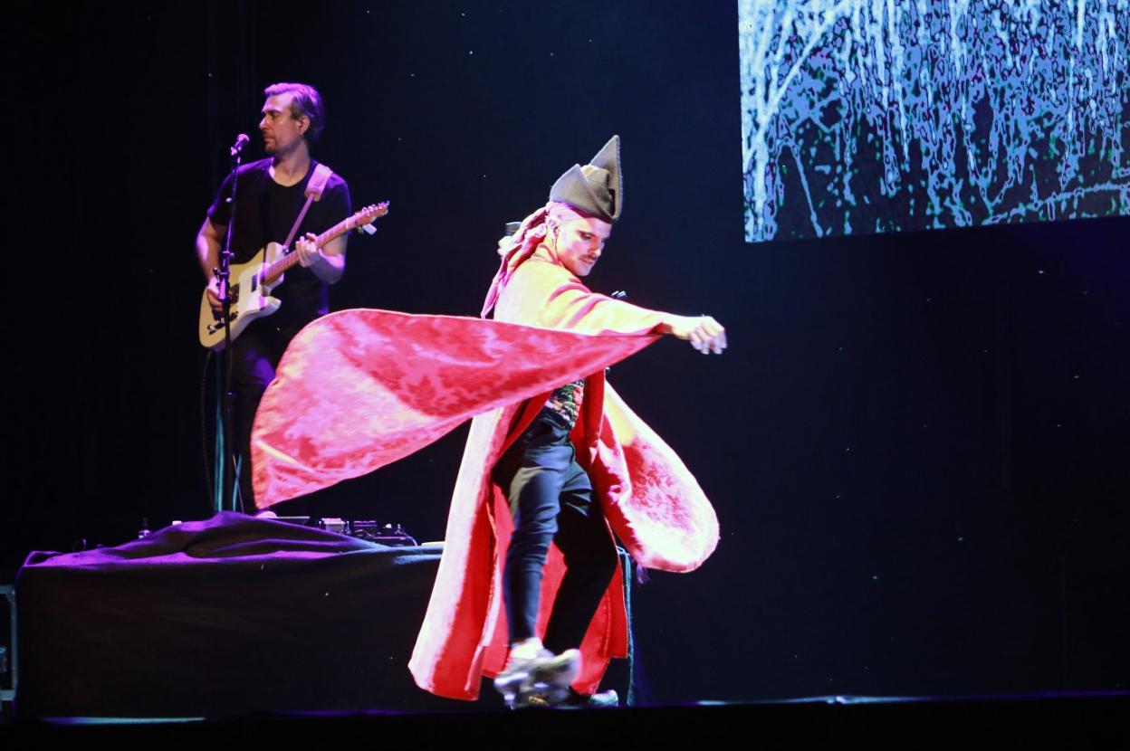 El polifacético Rodrigo Cuevas durante su actuación en el Pozo Barredo durante la atípica celebración de San Juan. 