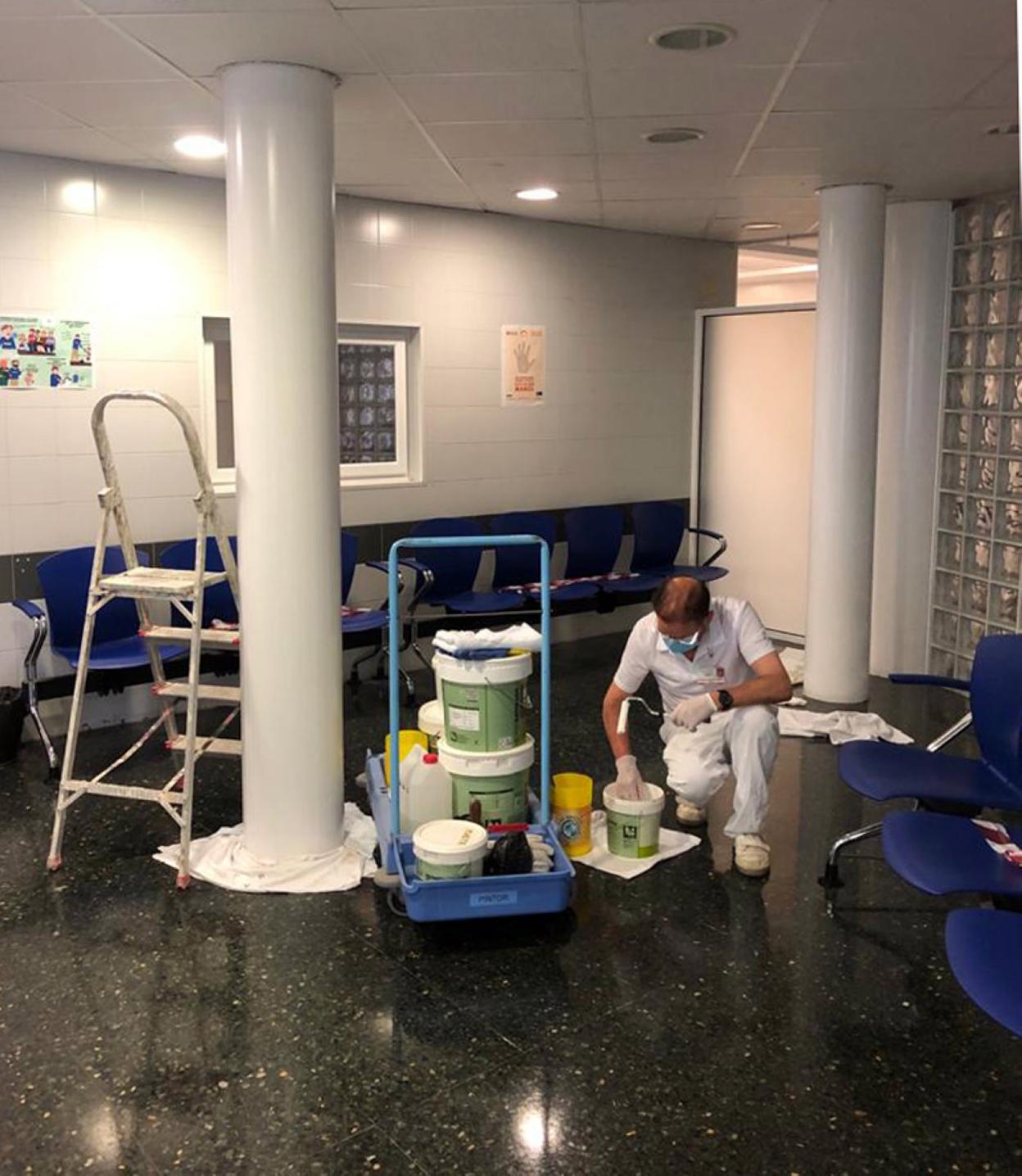 Los trabajos para ampliar las Urgencias del Hospital de Cabueñes comenzaron ayer.