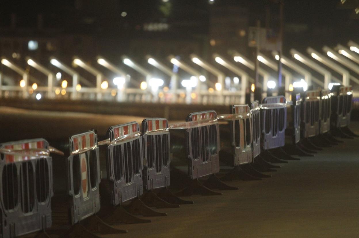 Los accesos a la playa de Poniente, vallados por la policía. 
