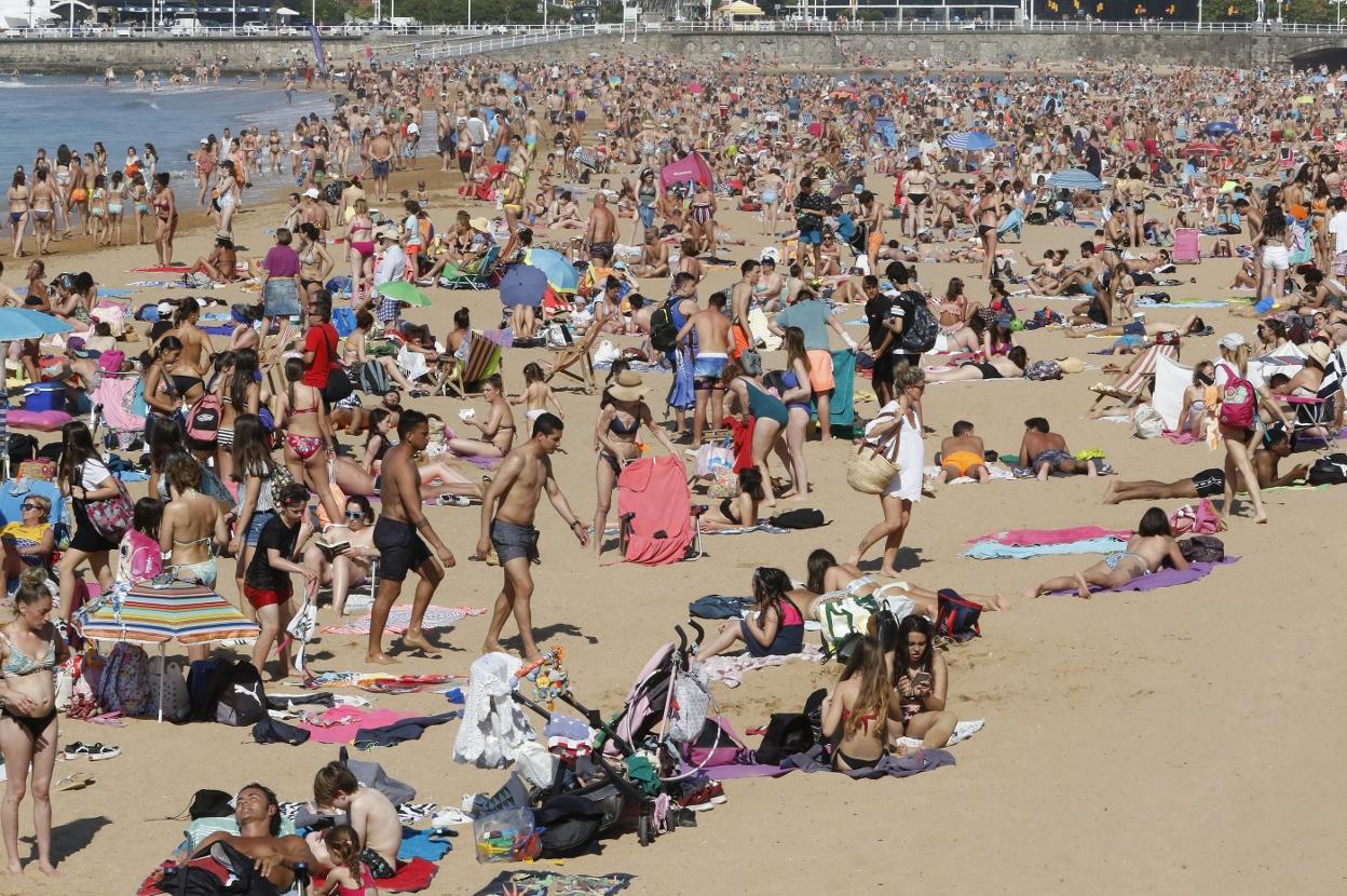 La playa de San Lorenzo, repleta de gente ayer por la tarde. 