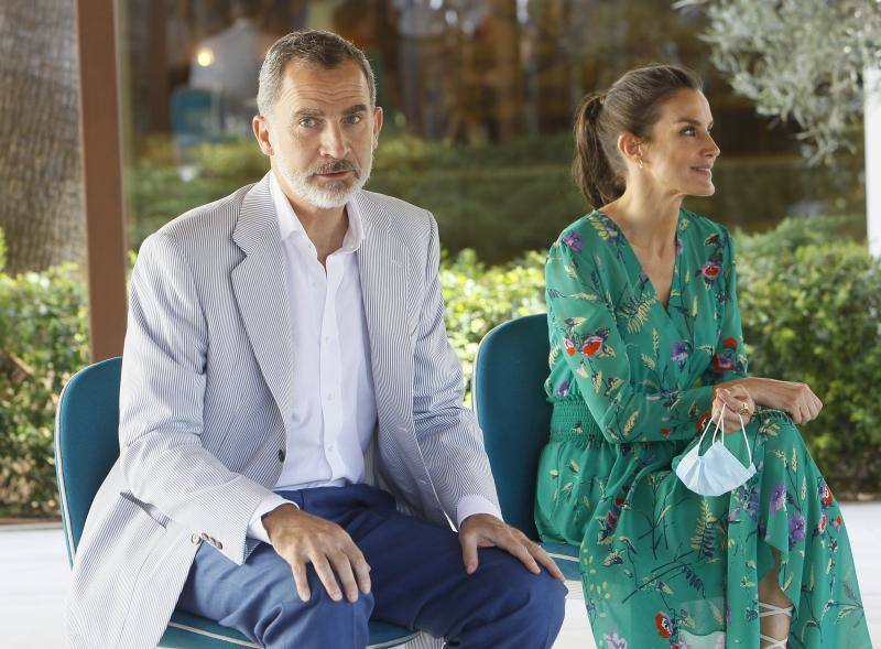 Don Felipe y doña Letizia iniciaron su periplo en Canarias como primer destino de su gira por toda España tras el confinamiento y después han viajado a Baleares. El objetivo de esta gira es apoyar al turismo después de la pandemia. 