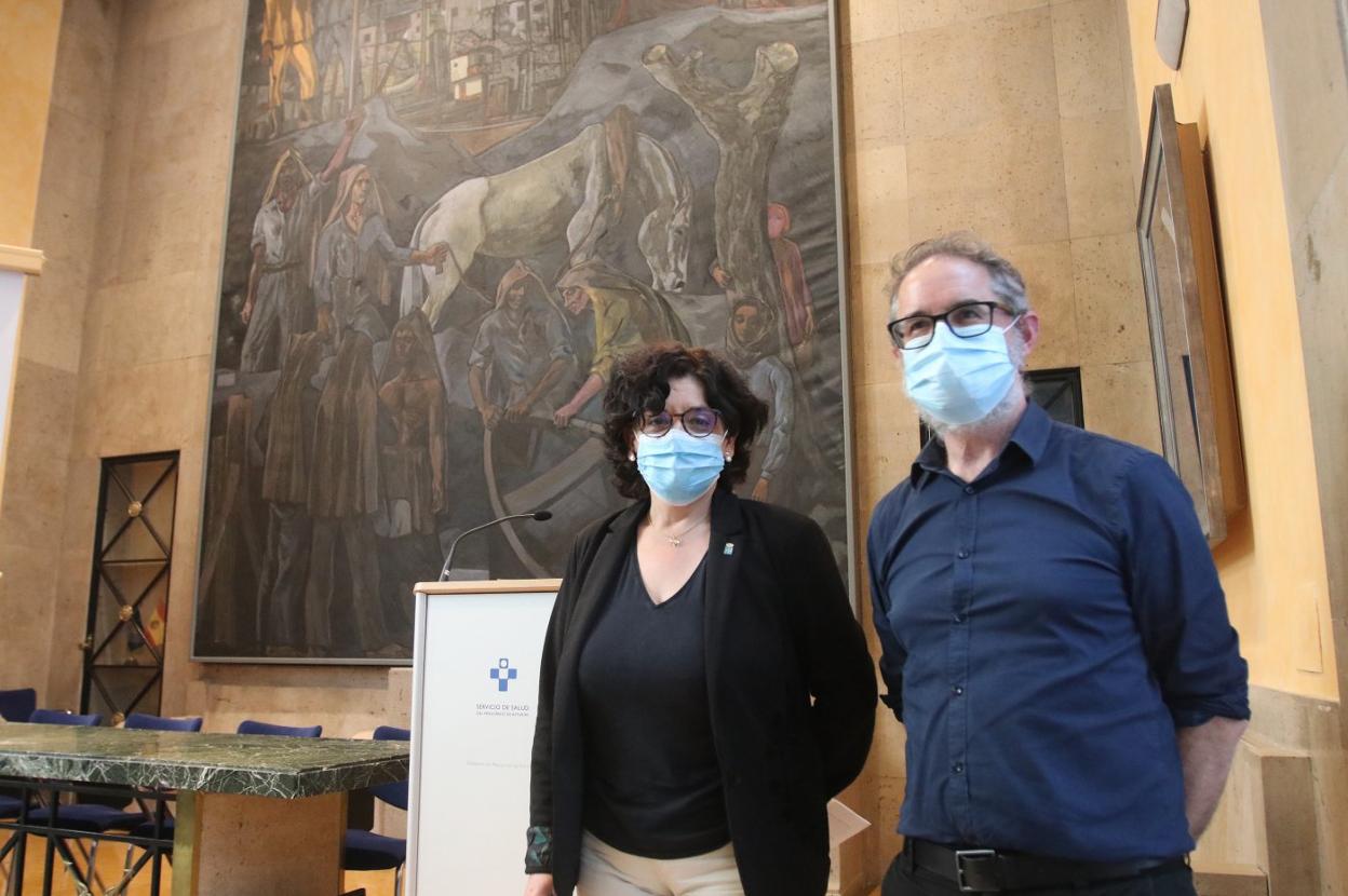 Concepción Saavedra y Rafael Cofiño, tras la reunión del consejo de administración del Sespa. 