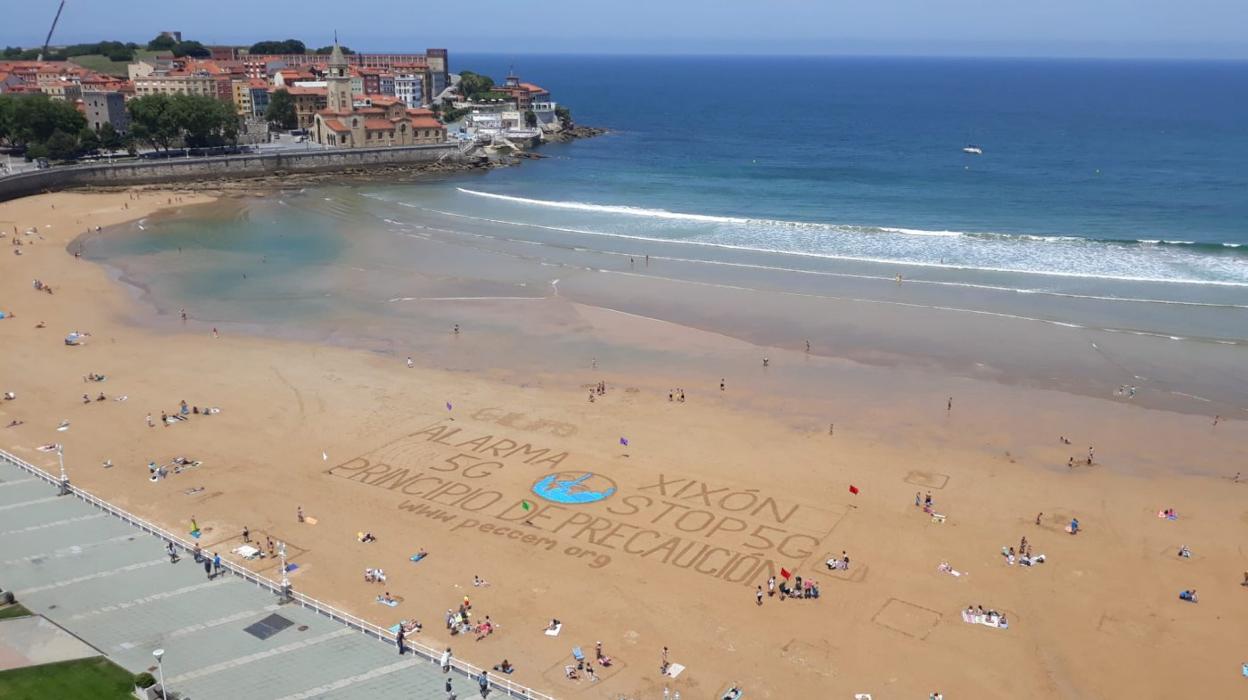 Pintada en contra de la tecnología 5G que apareció en el día de ayer sobre el arenal de San Lorenzo. 