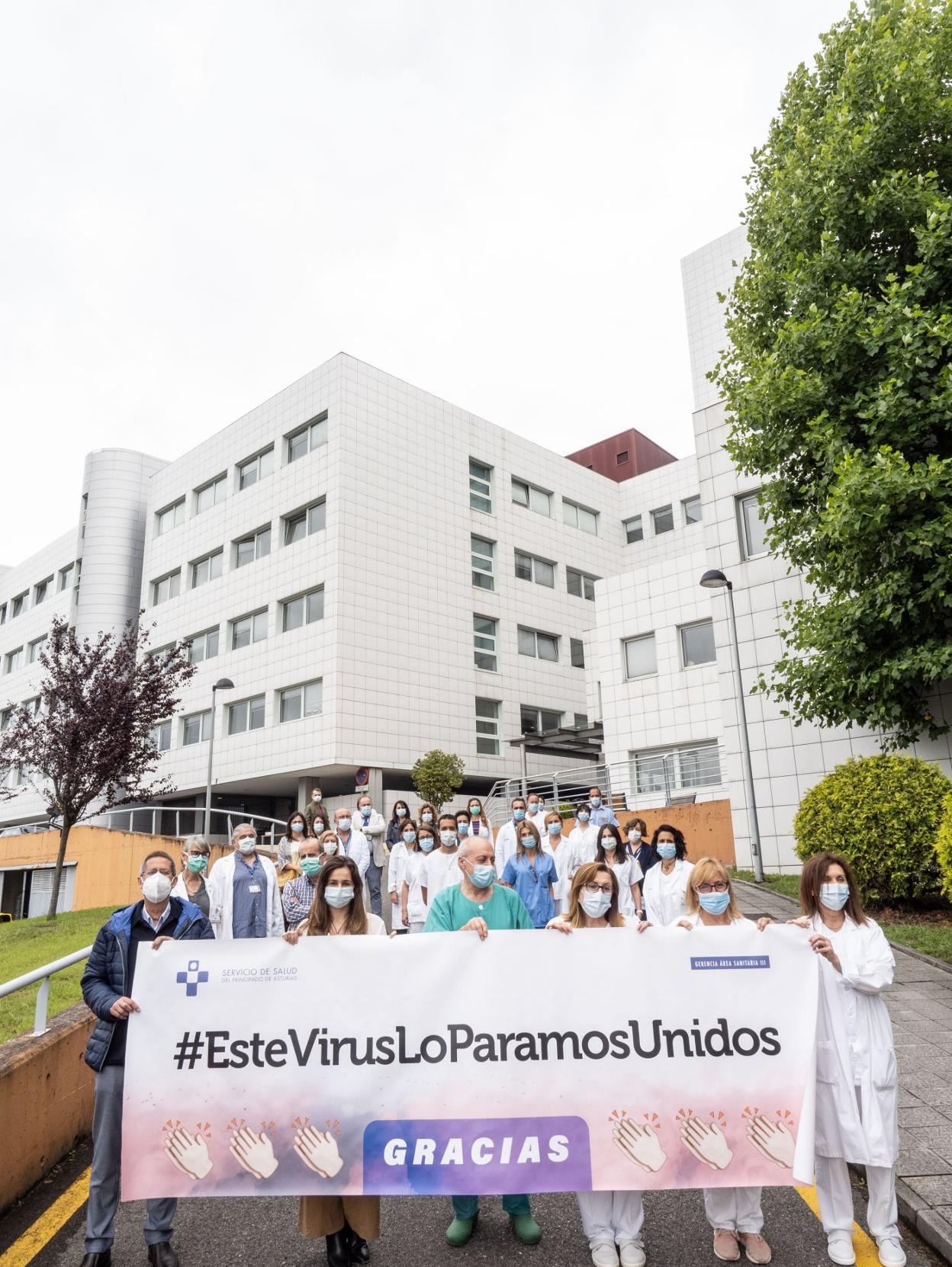 Representantes de distintos colectivos de profesionales del Área Sanitaria III, con una pancarta de agradecimiento en el San Agustín. 