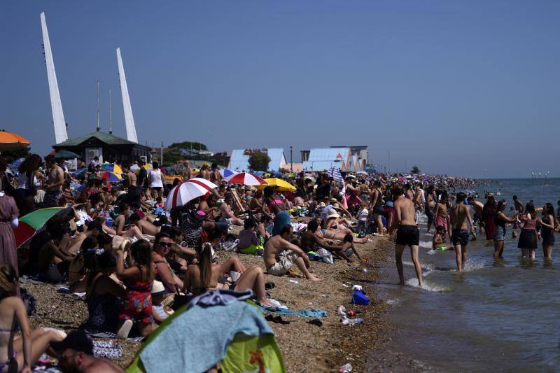 La ola de calor que azota Europa empujó a los británicos a las playas en masa este jueves, lo que llevó a las autoridades locales a llamar a la policía para dispersarlos debido a la pandemia de coronavirus. «No estamos en condiciones de recibir tantos visitantes en este momento (...) por favor no vengan, no estamos listos para recibirlos», suplicó la alcaldesa de Bournemouth.