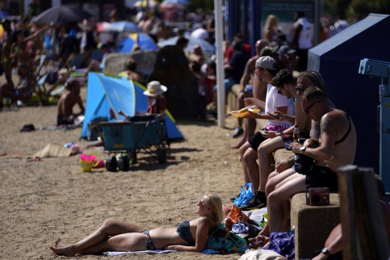 La ola de calor que azota Europa empujó a los británicos a las playas en masa este jueves, lo que llevó a las autoridades locales a llamar a la policía para dispersarlos debido a la pandemia de coronavirus. «No estamos en condiciones de recibir tantos visitantes en este momento (...) por favor no vengan, no estamos listos para recibirlos», suplicó la alcaldesa de Bournemouth.