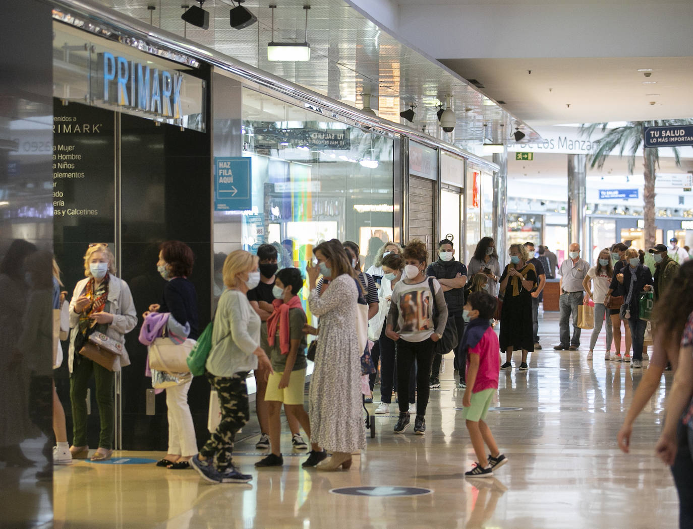 Muchas tiendas han adelantado la campaña de descuentos, que oficialmente comienza el 1 de julio, para vender el exceso de stock acumulado a lo largo de los meses que no pudieron abrir. La campaña de rebajas de verano se ha iniciado este jueves y los asturianos, ataviados con mascarillas y respetando la distancia de seguridad, han aprovechado para adquirir productos con descuentos significativos. 