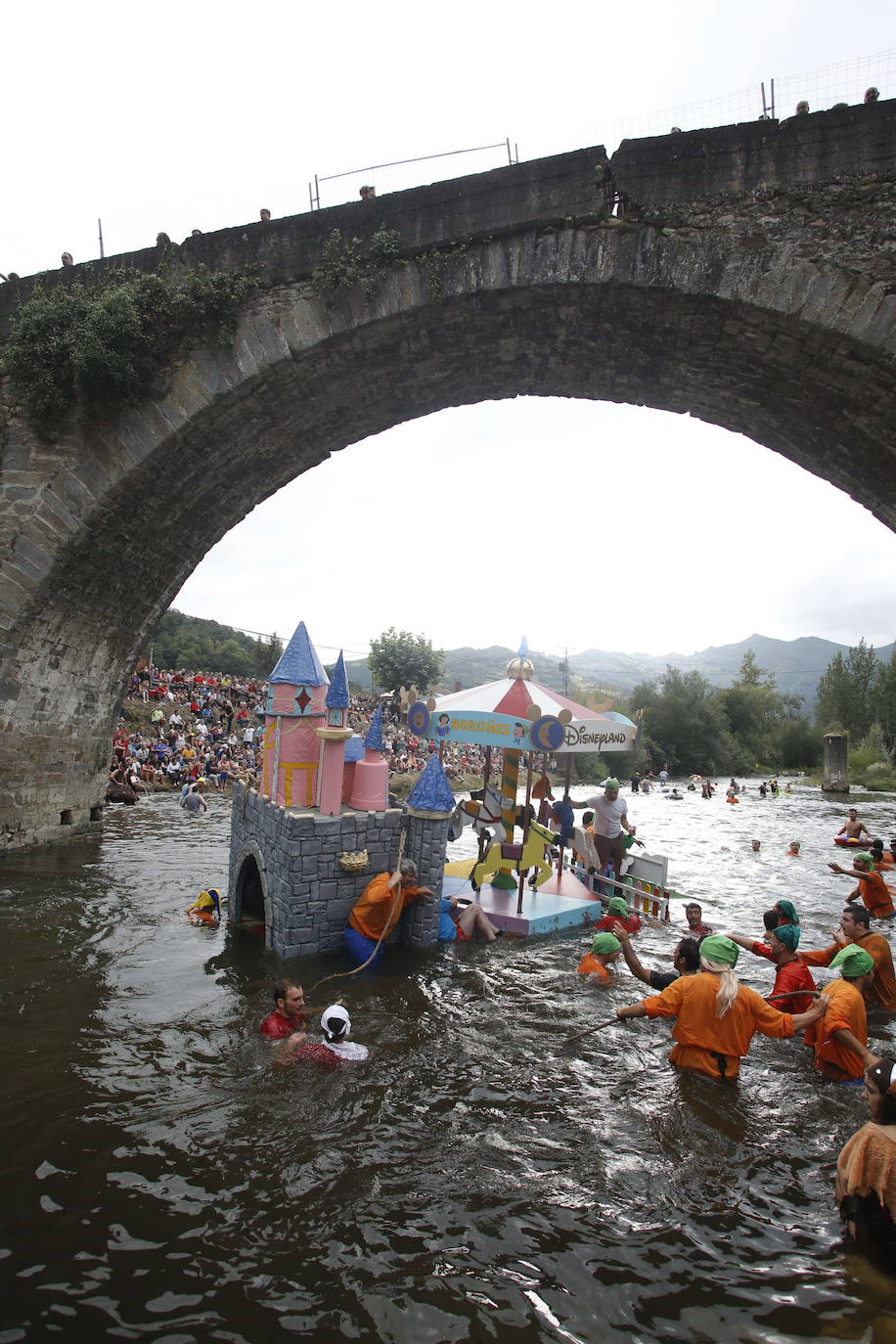 El Descenso Folklórico del Nalón, que este año cancelará todos sus actos, recibe el título de Fiesta de Interés Turístico Nacional. La organización, agradecida por la distinción, ya piensa en 2021. Este es un homenaje histórico a una de las fiestas más populares de Asturias.
