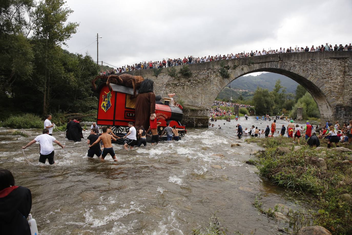 El Descenso Folklórico del Nalón, que este año cancelará todos sus actos, recibe el título de Fiesta de Interés Turístico Nacional. La organización, agradecida por la distinción, ya piensa en 2021. Este es un homenaje histórico a una de las fiestas más populares de Asturias.