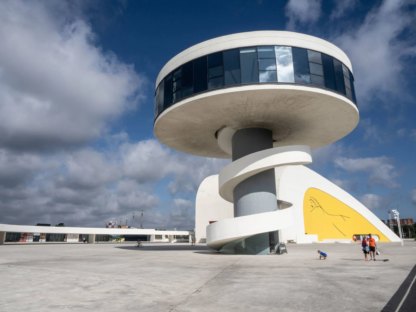 28. Visitar el Centro Niemeyer de Avilés | Si estás en Avilés, el Niemeyer, ubicado en el entorno de la ría, es una visita obligatoria. Dispone de exposiciones, conciertos, festivales de cine...