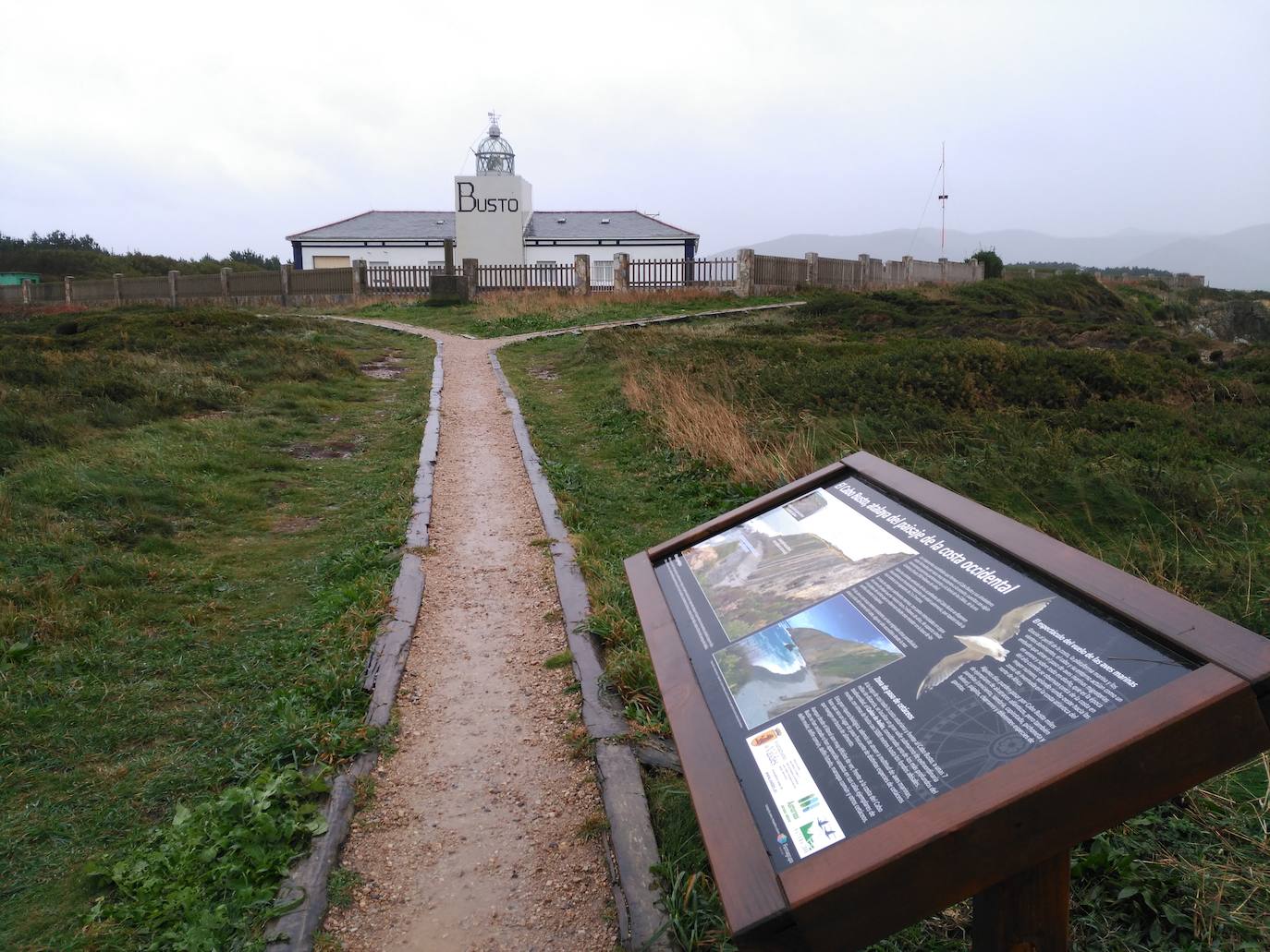 36. Senda de Cabo Busto (Valdés) | Esta sencilla senda costera por el concejo de Valdés comienza en el pueblo de Busto y discurre en sentido circular al borde de grandes acantilados. A lo largo de la ruta hay varios miradores que permiten disfrutar de la costa occidental. 