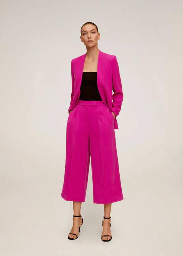 Pantalones palazzo de Mango en color fucsia, 15,99 euros.