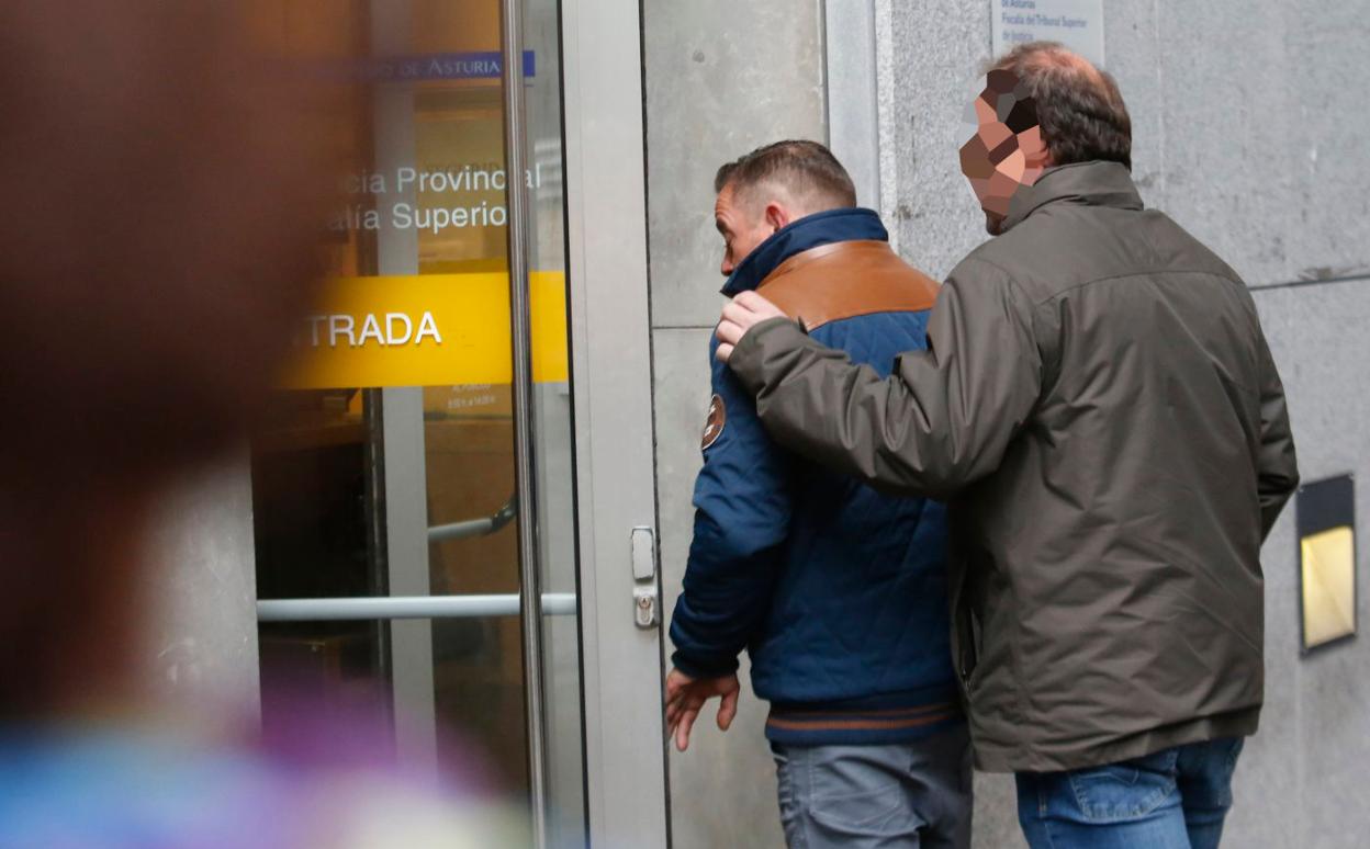 El hombre, con cazadora azul y hombreras marrón, en 2018. 