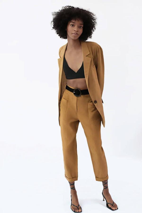 Pantalón confeccionado con tejido mezcla en color camel de Zara, 19,99 euros.