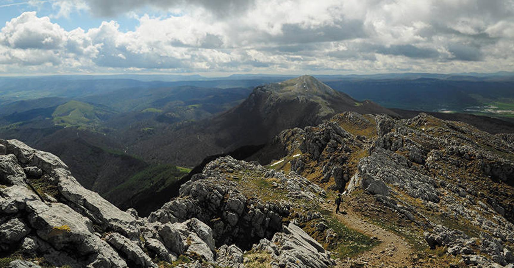 Esta cadena montañosa que separa las vertientes cantábrica y mediterránea, alberga las montañas más altas de Euskadi que conforman a su vez un macizo con gran atractivo sobre todo para el público montañero. Aizkorri-Aratz comprende unas 16.000 hectáreas repartidas entre las provincias de Álava y Guipukoa, destaca por sus sierras calizas y los numerosos hayedos que se funden en este idílico entorno.