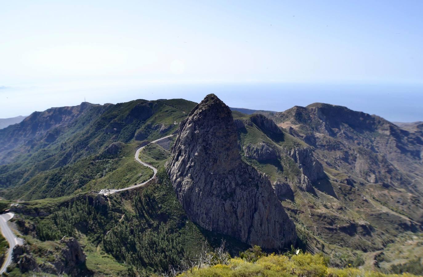 El Parque Nacional de Garajonay es el gran tesoro natural de la Isla de La Gomera y está formado por un frondoso bosque de diferentes especies vegetales que ocupa una extensión de unas 4.000 hectáreas, cerca de un 11% de la superficie de la isla. Normalmente se encuentra envuelto por un mar de nubes y niebla, esta es esencial para que conserve su carga de humedad y para la supervivencia de las especies vegetales que lo conforman. Este bosque recibe el nombre de laurisilva ('selva de laureles'), unas especies arbóreas con hojas similares a las del laurel, de ahí su nombre.