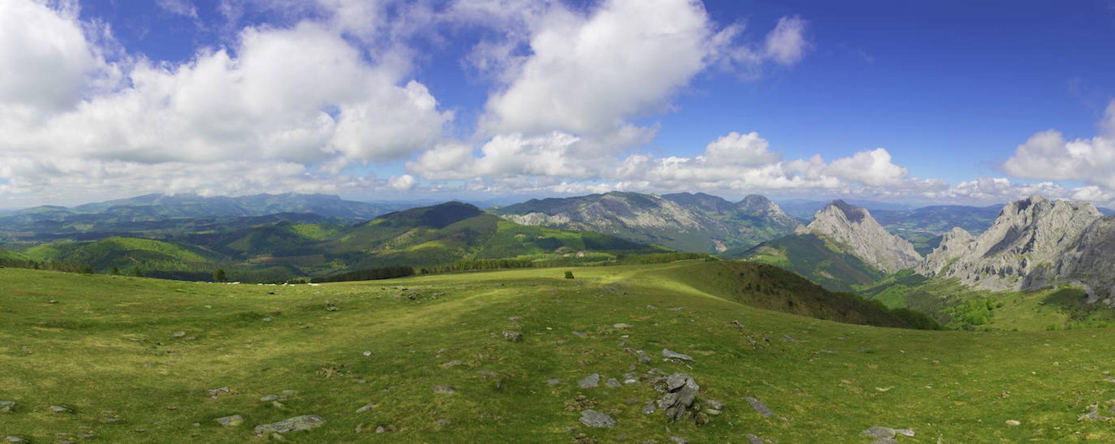 Este Parque Natural es una de las joyas naturales de Euskadi, por él encontraremos bosques de abedules, amplias praderías, barrancos, valles profundos y cumbres calizas. Un lugar de gran belleza e interés geográfico y paisajístico situado entre las comarcas vizcaínas de Arratia, el Duranguesado y el Valle alavés de Aramaio, y separado de las cuencas cantábrica y mediterránea. Un espacio perfecto para desconectar y disfrutar de la naturaleza.