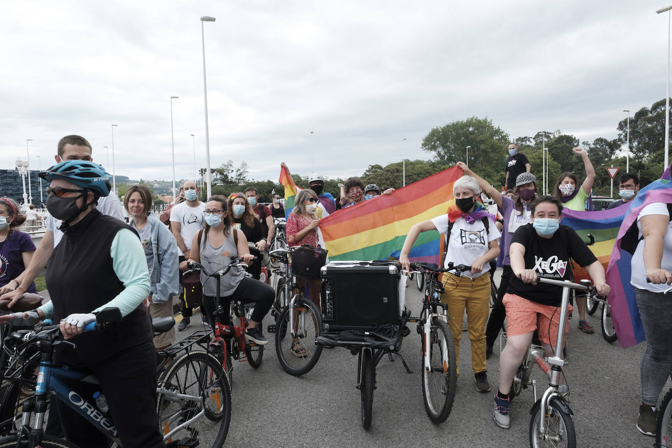 Xega organizó este sábado una movilización en bicicleta para celebrar el 'Día del orgullo 2020'. Además, tuvo lugar el recorrido urbano de la 'drag queen' Londra Show.