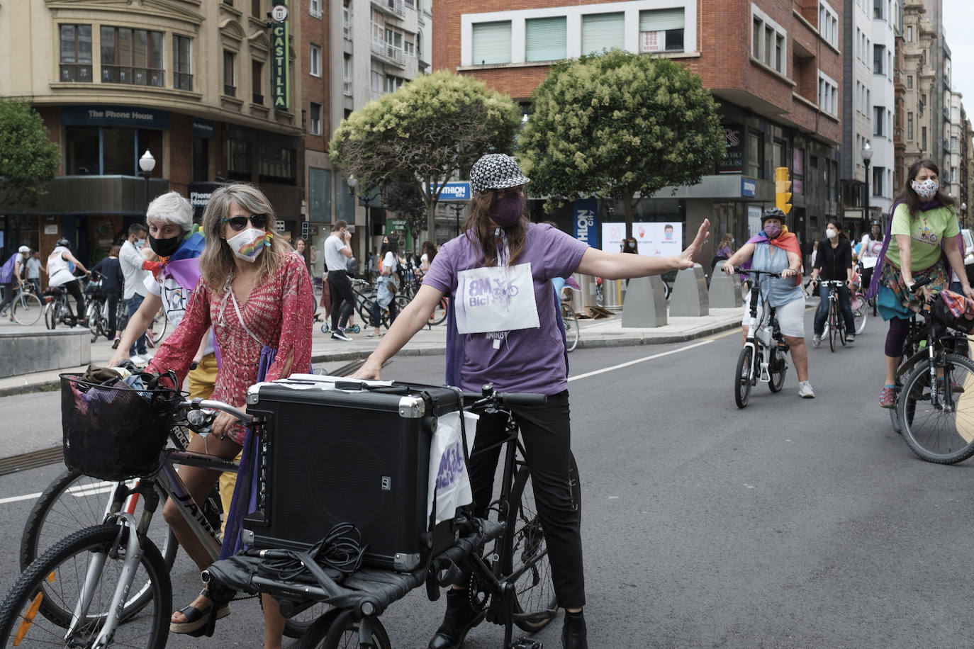 Xega organizó este sábado una movilización en bicicleta para celebrar el 'Día del orgullo 2020'. Además, tuvo lugar el recorrido urbano de la 'drag queen' Londra Show.